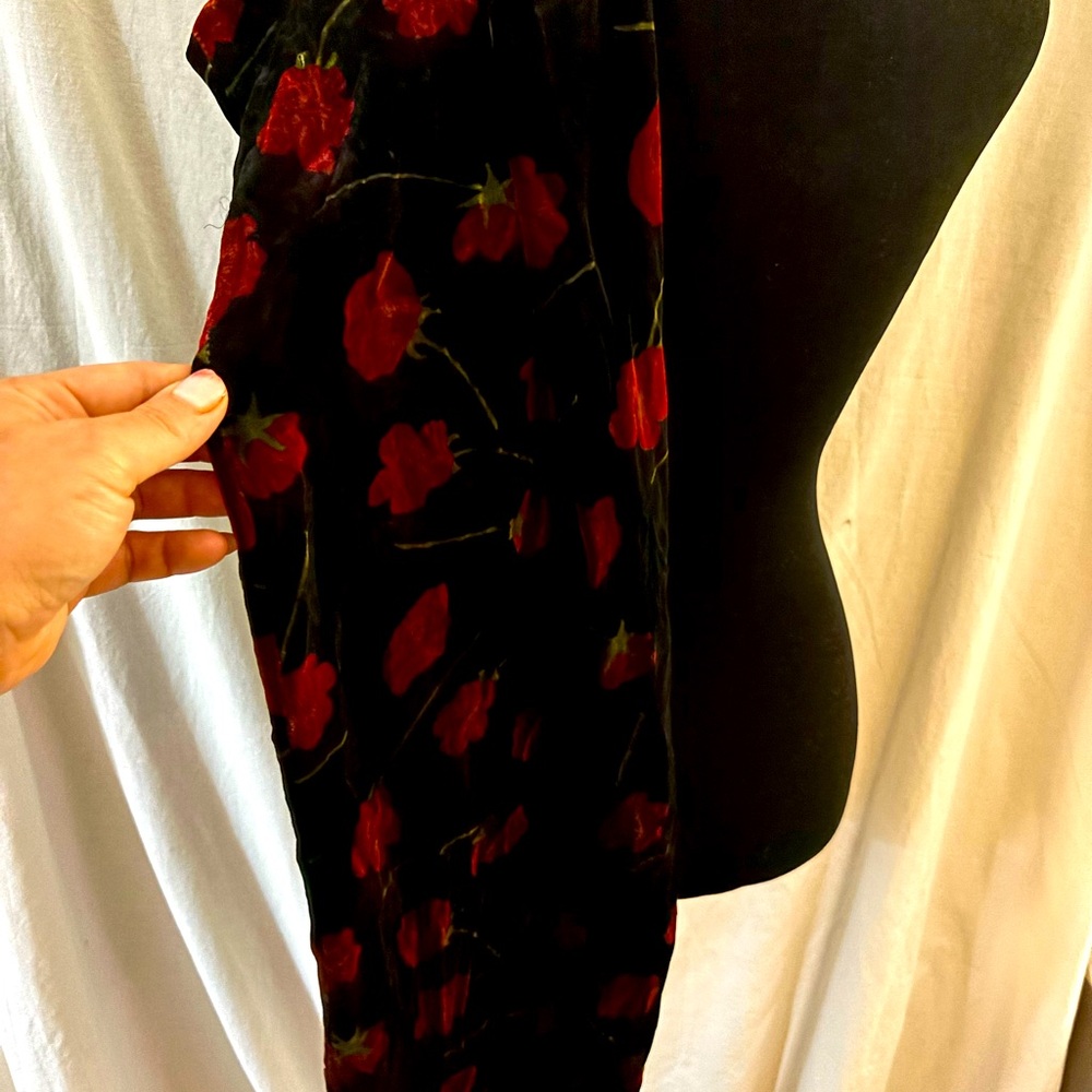 Elegant Black and Red Floral Scarf - Picture 3 of 3